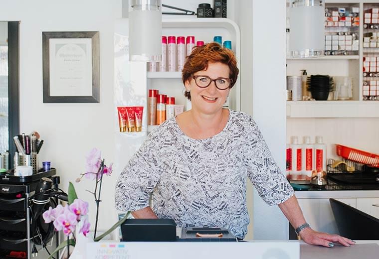 Friseurmeisterin Kerstin Härtwig in ihrem Haarstudio